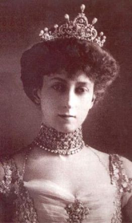 Anita Disbray Grand mother Maud of Wales and Maud of Norway (queen).jpg