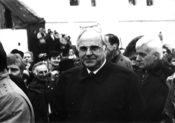 Description: Description: Description: Description: http://upload.wikimedia.org/wikipedia/commons/d/da/Helmut_Kohl_in_Krzyzowa.jpg